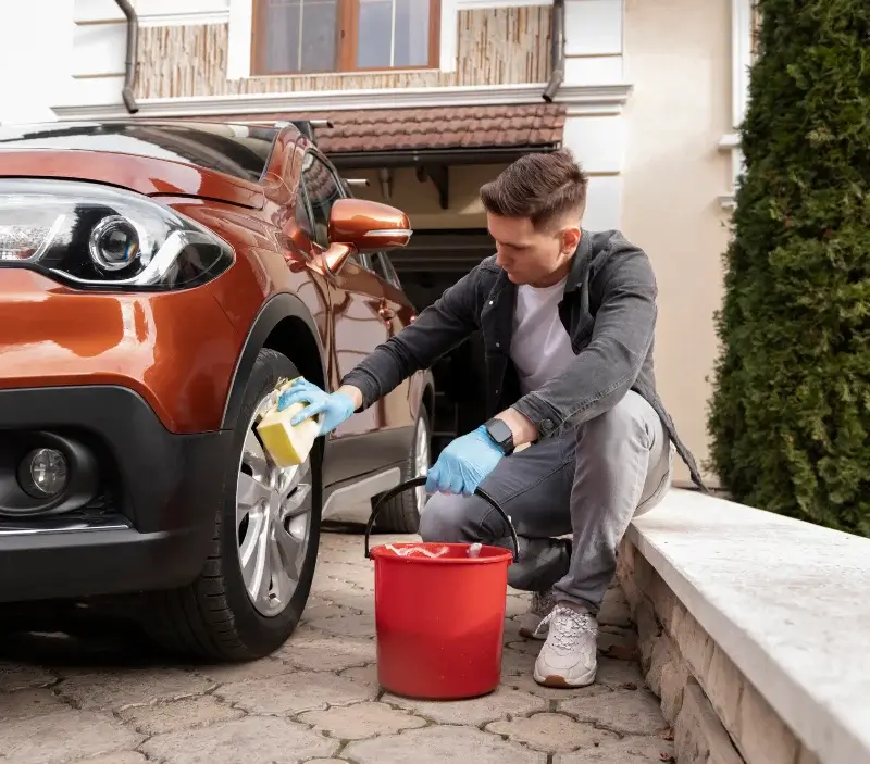 Lavage auto à domicile Saint-Martin-de-Crau : professionnel intervenant sur un véhicule